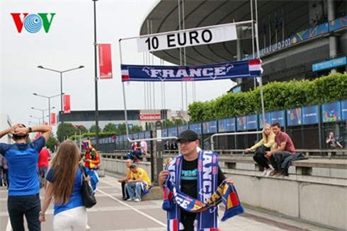 khai mạc EURO 2016, chặt chém, tăng giá chóng mặt, 100.000 đồng/chai nước uống, du khách, CĐV, người hâm mộ, Stade de France
