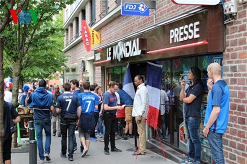 khai mạc EURO 2016, chặt chém, tăng giá chóng mặt, 100.000 đồng/chai nước uống, du khách, CĐV, người hâm mộ, Stade de France