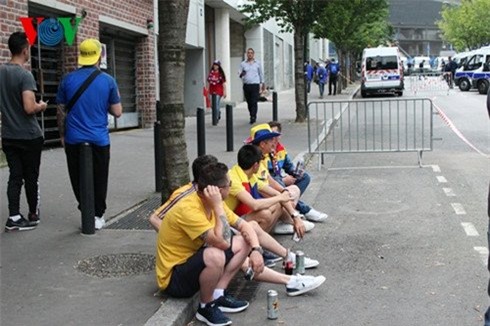 khai mạc EURO 2016, chặt chém, tăng giá chóng mặt, 100.000 đồng/chai nước uống, du khách, CĐV, người hâm mộ, Stade de France