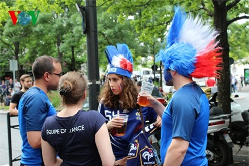 khai mạc EURO 2016, chặt chém, tăng giá chóng mặt, 100.000 đồng/chai nước uống, du khách, CĐV, người hâm mộ, Stade de France