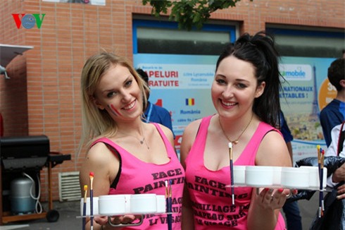 khai mạc EURO 2016, chặt chém, tăng giá chóng mặt, 100.000 đồng/chai nước uống, du khách, CĐV, người hâm mộ, Stade de France