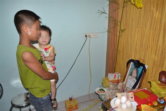 Hai người em của H bên di ảnh của chị.