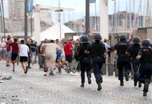 can canh cuoc chien dam mau giua cdv anh va cdv phap hinh anh 1