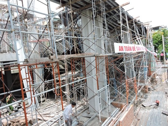 2/3 giàn giáo bị sập xuống