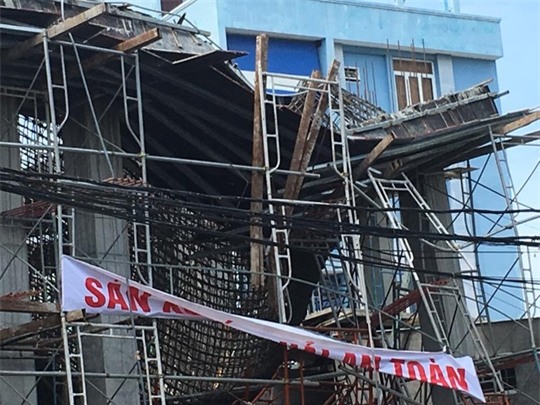 Cần cẩu đã được đưa đến nâng giàn giáo lên, cứu người mắc kẹt bên trong