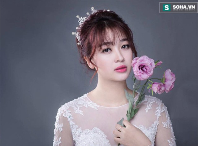 Cô nàng gây bão khi xuất hiện trong chương trình khai mạc EURO - Ảnh 4.