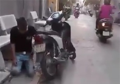 Cô gái ngồi trên xe, chàng trai quỳ sụp xuống xin lỗi - Ảnh 2.