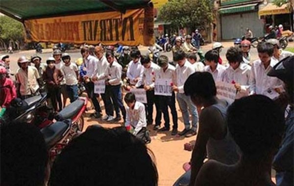 Cô gái ngồi trên xe, chàng trai quỳ sụp xuống xin lỗi - Ảnh 3.