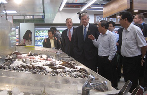 Bộ trưởng Nông nghiệp Mỹ Tom Vilsack (áo veste, thứ ba từ phải qua) hồi tháng 4 vừa qua đã đi tìm hiểu các mặt hàng nông sản được bày bán tại một siêu thị ở TP.HCM. Ông cho biết nhiều DN Mỹ muốn đầu tư tại Việt Nam, nhất là vào nông nghiệp. Ảnh: QH
