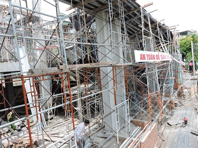 Người chồng nghẹn giọng kể phút thấy vợ bị bê tông đè tử vong - Ảnh 1.