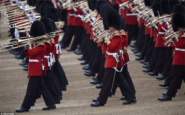 Chùm ảnh: Đại gia đình Hoàng gia tề tựu mừng sinh nhật lần thứ 90 của Nữ hoàng Anh - Ảnh 10.