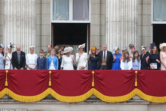 Chùm ảnh: Đại gia đình Hoàng gia tề tựu mừng sinh nhật lần thứ 90 của Nữ hoàng Anh - Ảnh 17.