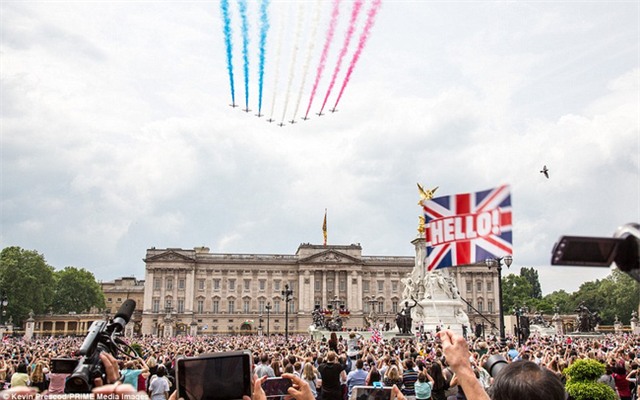 Chùm ảnh: Đại gia đình Hoàng gia tề tựu mừng sinh nhật lần thứ 90 của Nữ hoàng Anh - Ảnh 19.