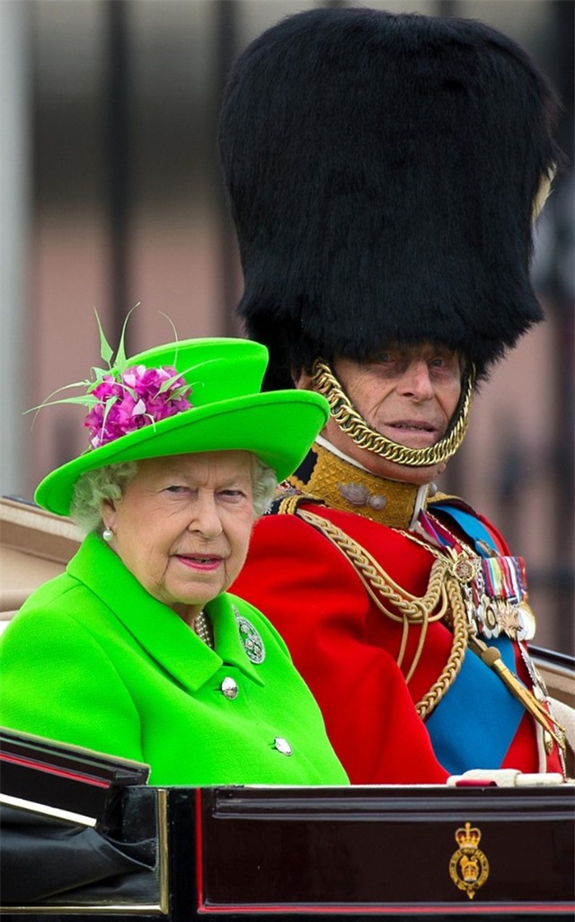 Chùm ảnh: Đại gia đình Hoàng gia tề tựu mừng sinh nhật lần thứ 90 của Nữ hoàng Anh - Ảnh 2.