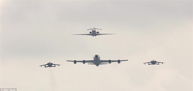 Chùm ảnh: Đại gia đình Hoàng gia tề tựu mừng sinh nhật lần thứ 90 của Nữ hoàng Anh - Ảnh 20.