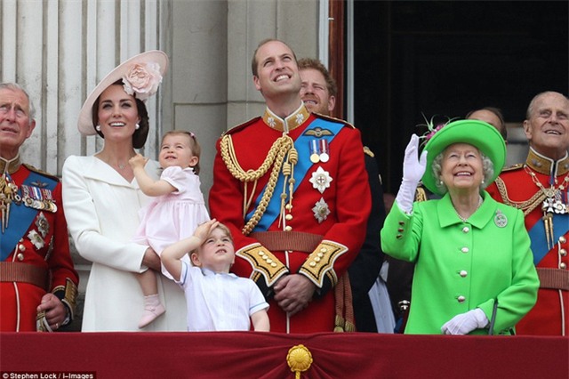 Chùm ảnh: Đại gia đình Hoàng gia tề tựu mừng sinh nhật lần thứ 90 của Nữ hoàng Anh - Ảnh 3.