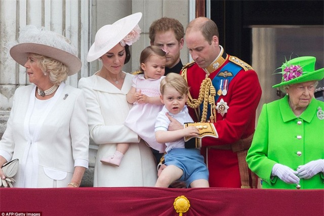 Chùm ảnh: Đại gia đình Hoàng gia tề tựu mừng sinh nhật lần thứ 90 của Nữ hoàng Anh - Ảnh 4.
