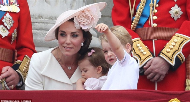 Chùm ảnh: Đại gia đình Hoàng gia tề tựu mừng sinh nhật lần thứ 90 của Nữ hoàng Anh - Ảnh 6.