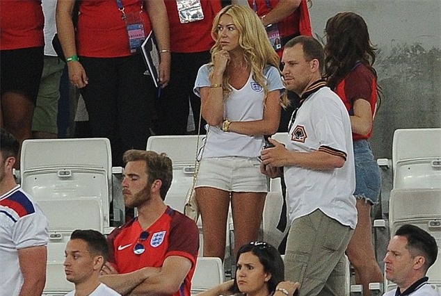 Vợ đẹp của Jamie Vardy tố bị cảnh sát Pháp đối xử như thú vật - Ảnh 3.