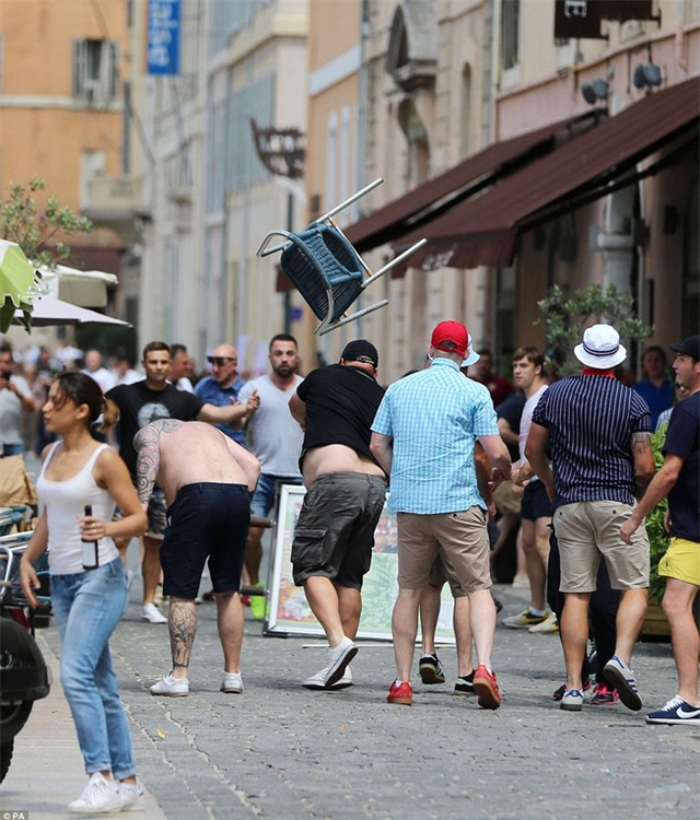 Vợ đẹp của Jamie Vardy tố bị cảnh sát Pháp đối xử như thú vật - Ảnh 5.