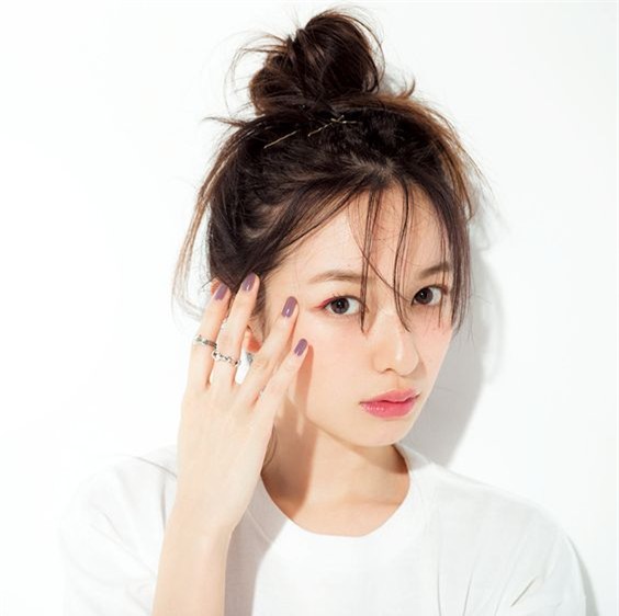 Hiệu quả bất ngờ khi chườm đá lạnh lên mặt vào sáng sớm