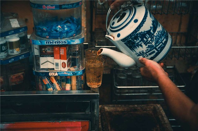 Trà đá vỉa hè, Hà thành, kinh doanh, Hà Nội, hàng quán, bình dân, giải khát, tiền tỷ