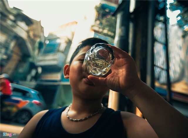 Trà đá vỉa hè, Hà thành, kinh doanh, Hà Nội, hàng quán, bình dân, giải khát, tiền tỷ