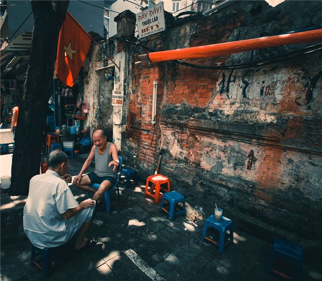 Trà đá vỉa hè, Hà thành, kinh doanh, Hà Nội, hàng quán, bình dân, giải khát, tiền tỷ