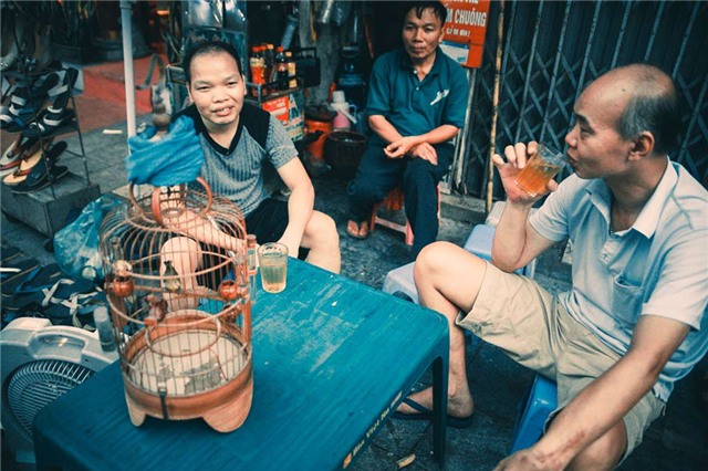 Trà đá vỉa hè, Hà thành, kinh doanh, Hà Nội, hàng quán, bình dân, giải khát, tiền tỷ