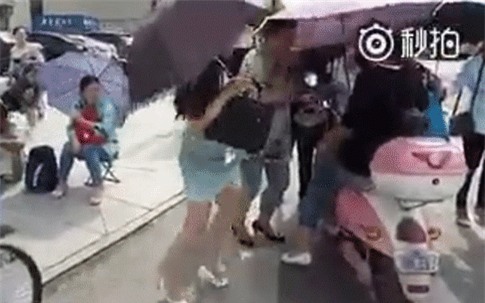 Phụ huynh chặn đường, đánh người để giữ yên tĩnh cho con ôn thi Đại học - Ảnh 2.