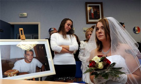 roi nuoc mat nhung dam cuoi voi nguoi da chet - 11