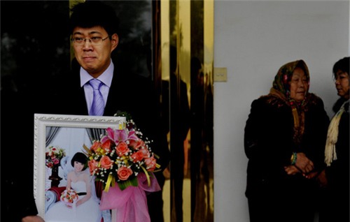 roi nuoc mat nhung dam cuoi voi nguoi da chet - 5