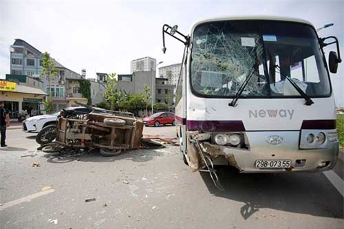 di nguoc chieu, xe may, xe ba gac bi o to dam nat vun hinh anh 1