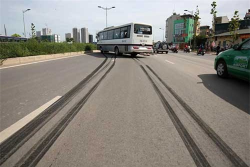 di nguoc chieu, xe may, xe ba gac bi o to dam nat vun hinh anh 2