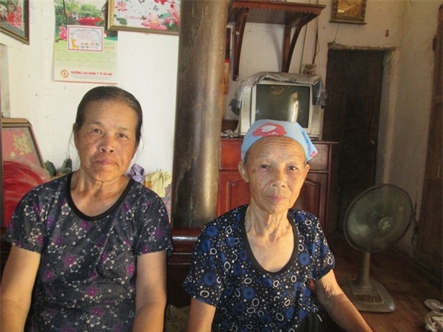 Bà Nguyễn Thị Bích (bên phải) và bà Dương Thị Duệ. Ảnh: Ngọc Thi