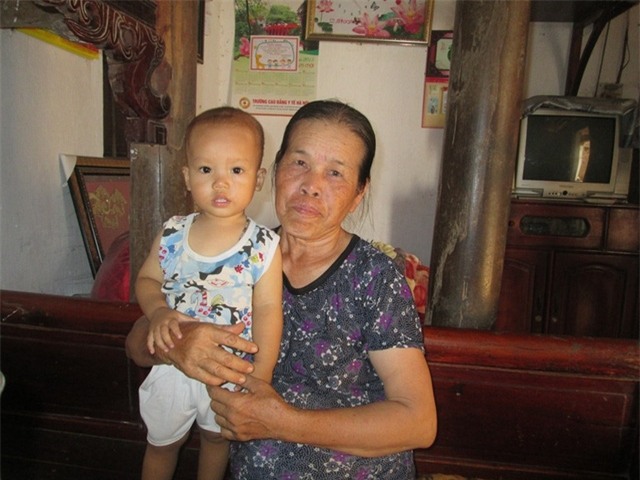 Bà Dương Thị Duệ cùng cháu đích tôn. Ảnh: Ngọc Thi