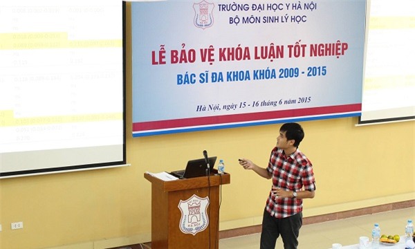 Tùng trong ngày bảo vệ luận văn tốt nghiệp.