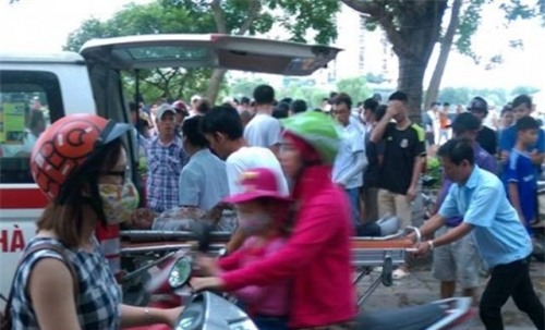 Đi 'cặp bồ' bị tóm sống, chồng kề dao vào cổ vợ lôi dọc hồ Đền Lừ - Ảnh 3