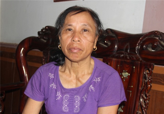 Bà Hồng kể về biến cố của cuộc đời mình. Sau biến cố đó, bà phải chờ đợi hơn 20 năm mới được đoàn tụ với con mình.