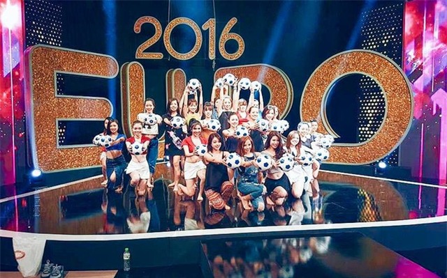 Đây là những nữ CĐV xinh xắn và nóng bỏng nhất đồng hành cùng EURO năm nay! - Ảnh 1.