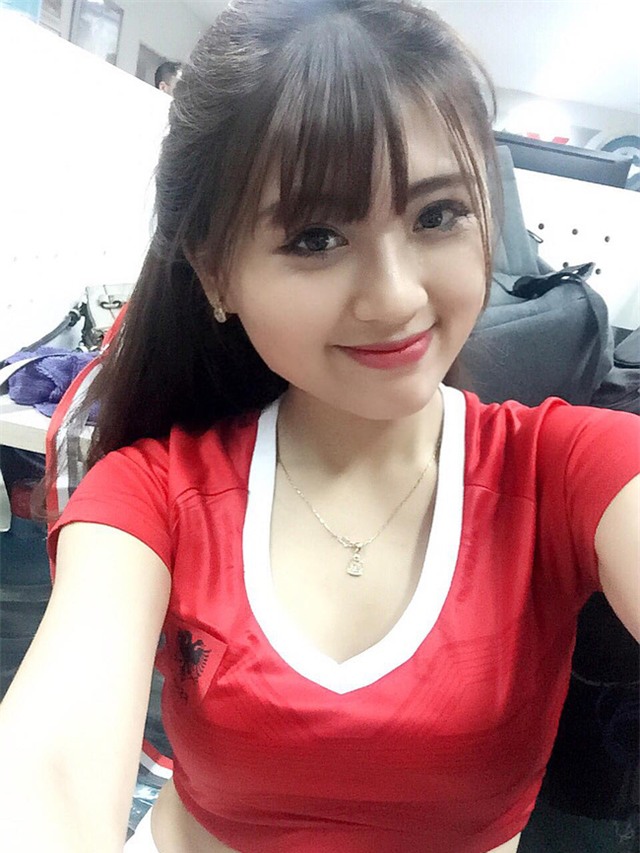 Đây là những nữ CĐV xinh xắn và nóng bỏng nhất đồng hành cùng EURO năm nay! - Ảnh 18.