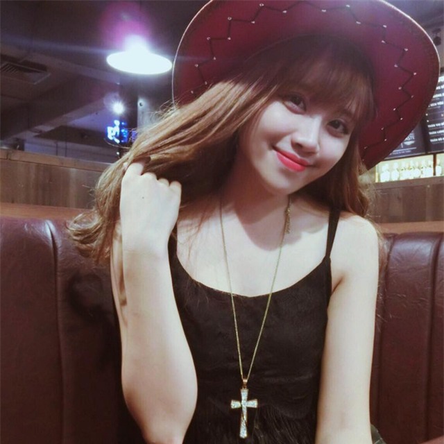 Đây là những nữ CĐV xinh xắn và nóng bỏng nhất đồng hành cùng EURO năm nay! - Ảnh 2.