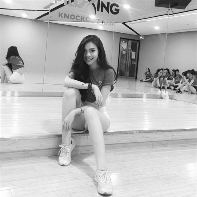 Đây là những nữ CĐV xinh xắn và nóng bỏng nhất đồng hành cùng EURO năm nay! - Ảnh 27.