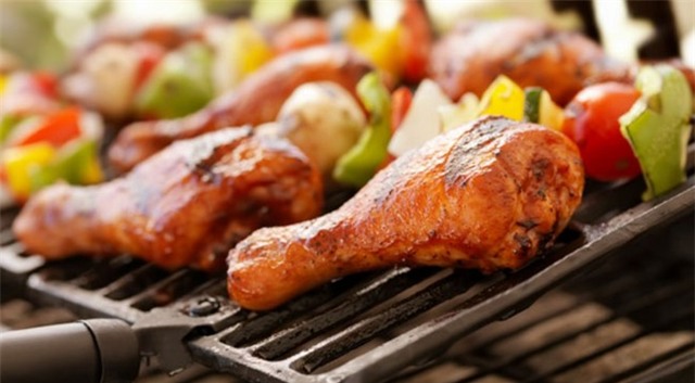 Sai lam khi che bien thit de gay ung thu hinh anh 1