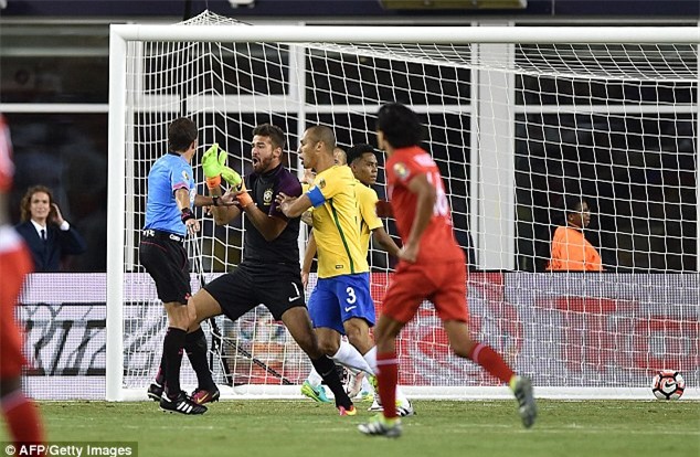 Sốc: Bàn thắng bẩn khiến Brazil chia tay Copa America 2016 từ vòng đấu bảng - Ảnh 10.