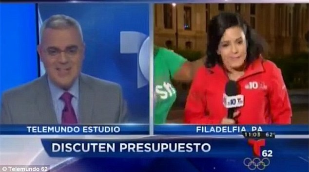 Phóng viên bất ngờ bị người dân túm tóc, đấm thẳng vào mặt - Ảnh 4.