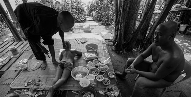 Gia đình 'bộ lạc nguyên thủy' ở bãi sông