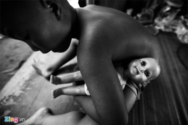 Gia đình bộ lạc nguyên thủy ở bãi sông - Ảnh 9.