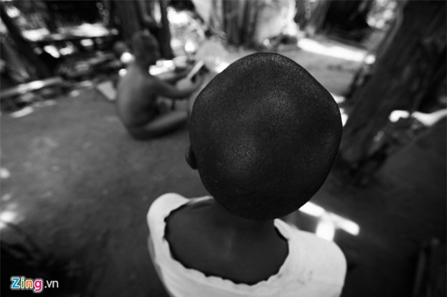 Gia đình bộ lạc nguyên thủy ở bãi sông - Ảnh 11.