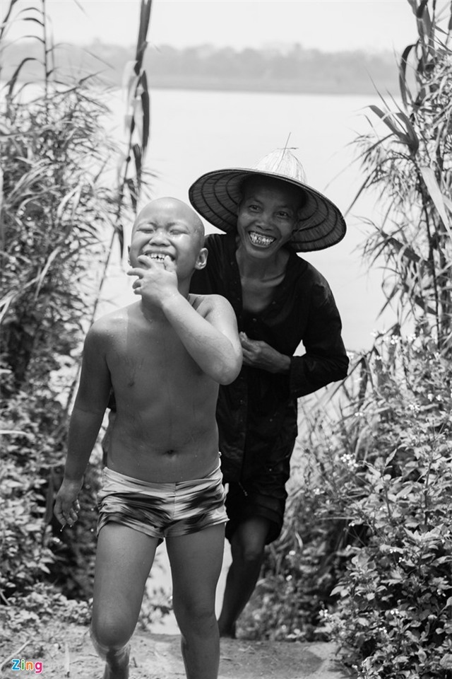 Gia đình bộ lạc nguyên thủy ở bãi sông - Ảnh 1.